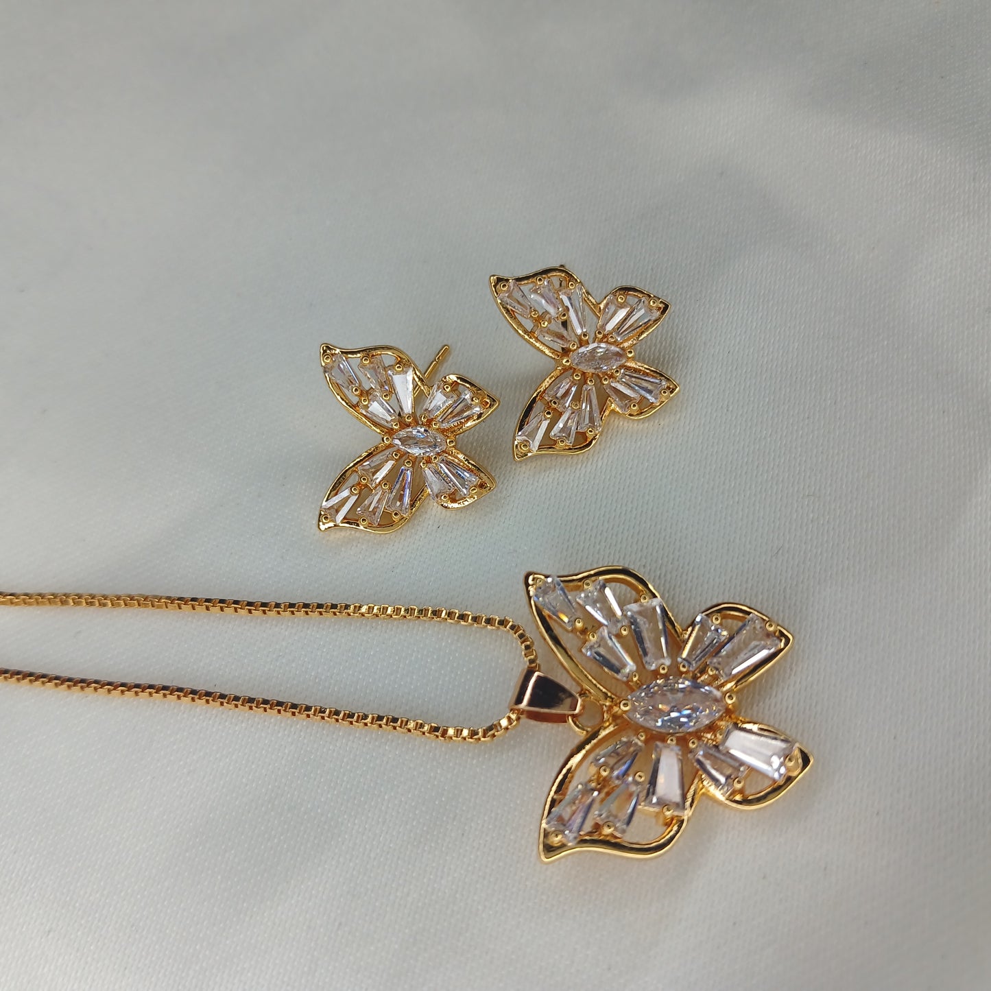 Butterfly Elegance Jewelry Set – Necklace & Earrings