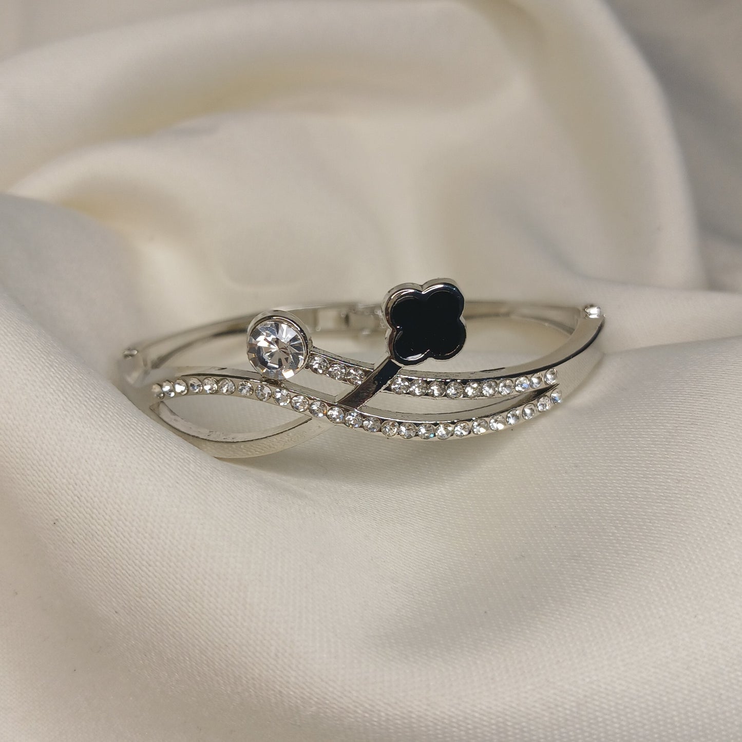 Stylish Infinity Clover Bangle – Gold & Silver