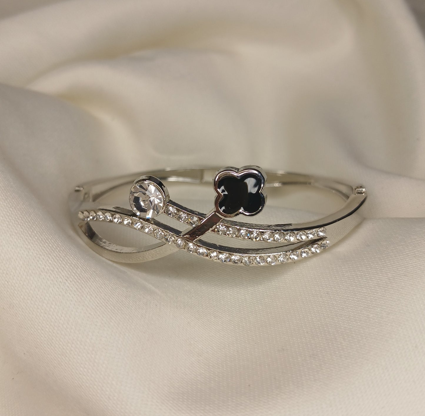 Stylish Infinity Clover Bangle – Gold & Silver