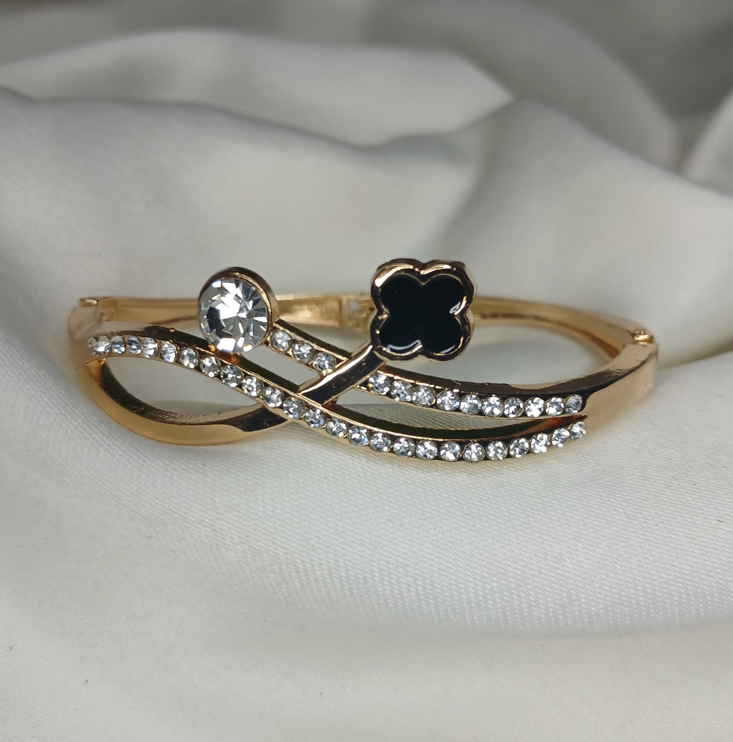 Stylish Infinity Clover Bangle – Gold & Silver