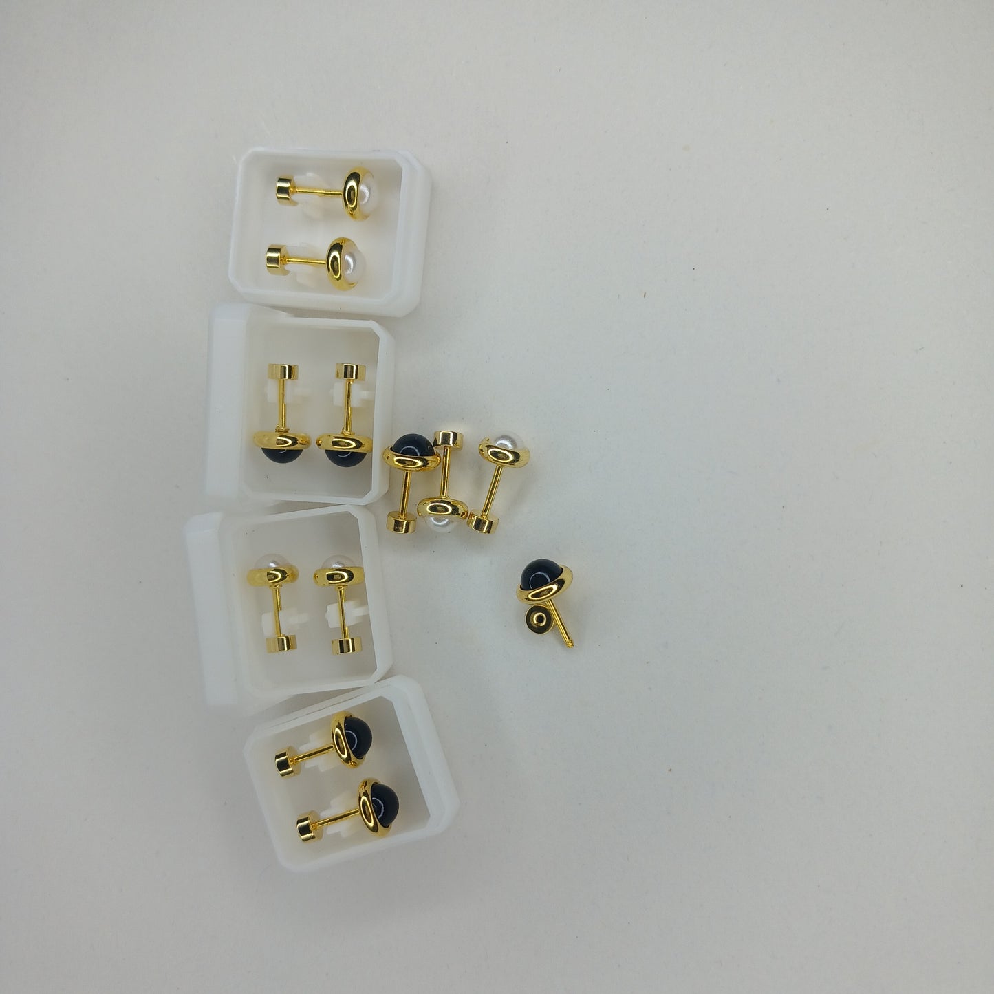 Elegant Stud Earrings - Classic pearl