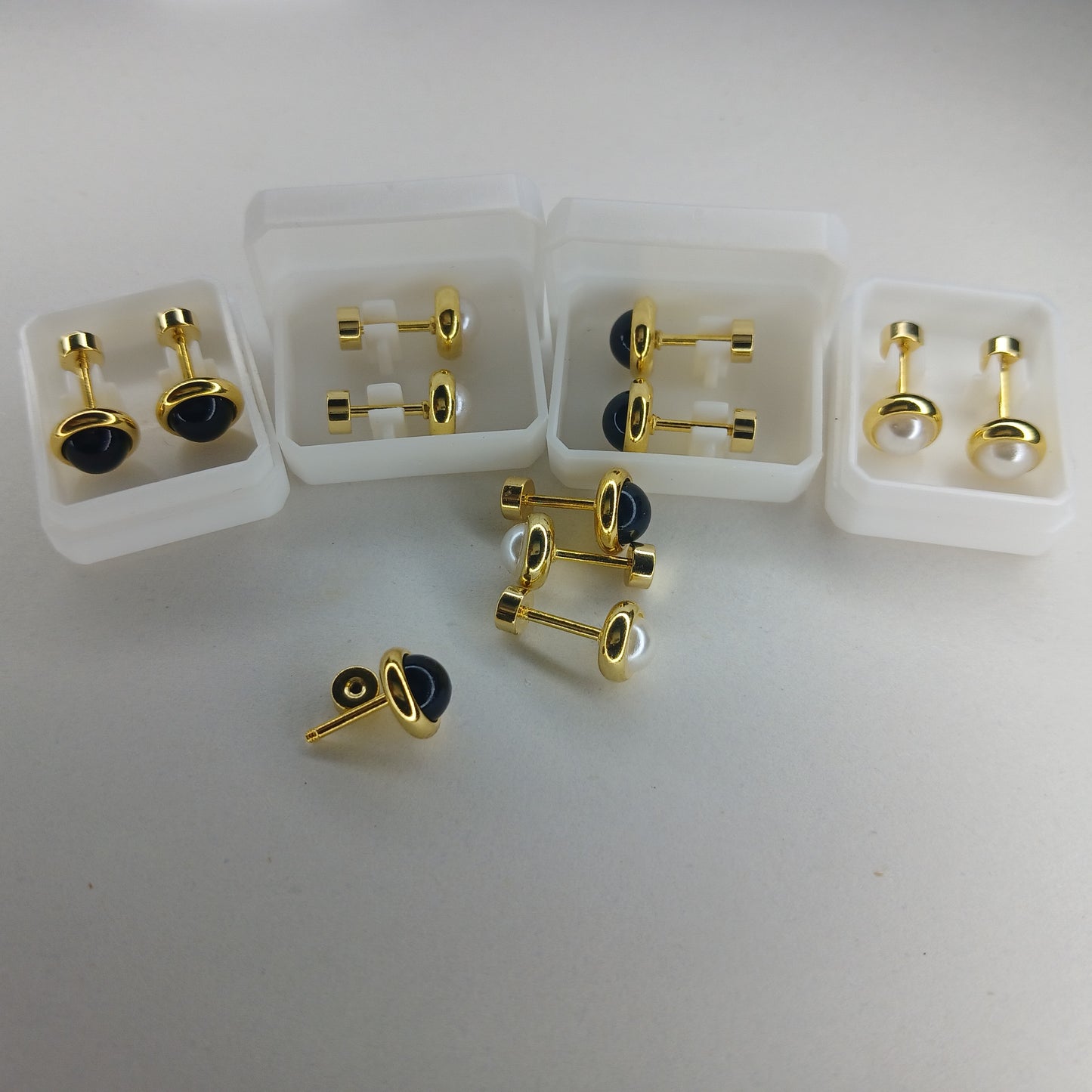 Elegant Stud Earrings - Classic pearl