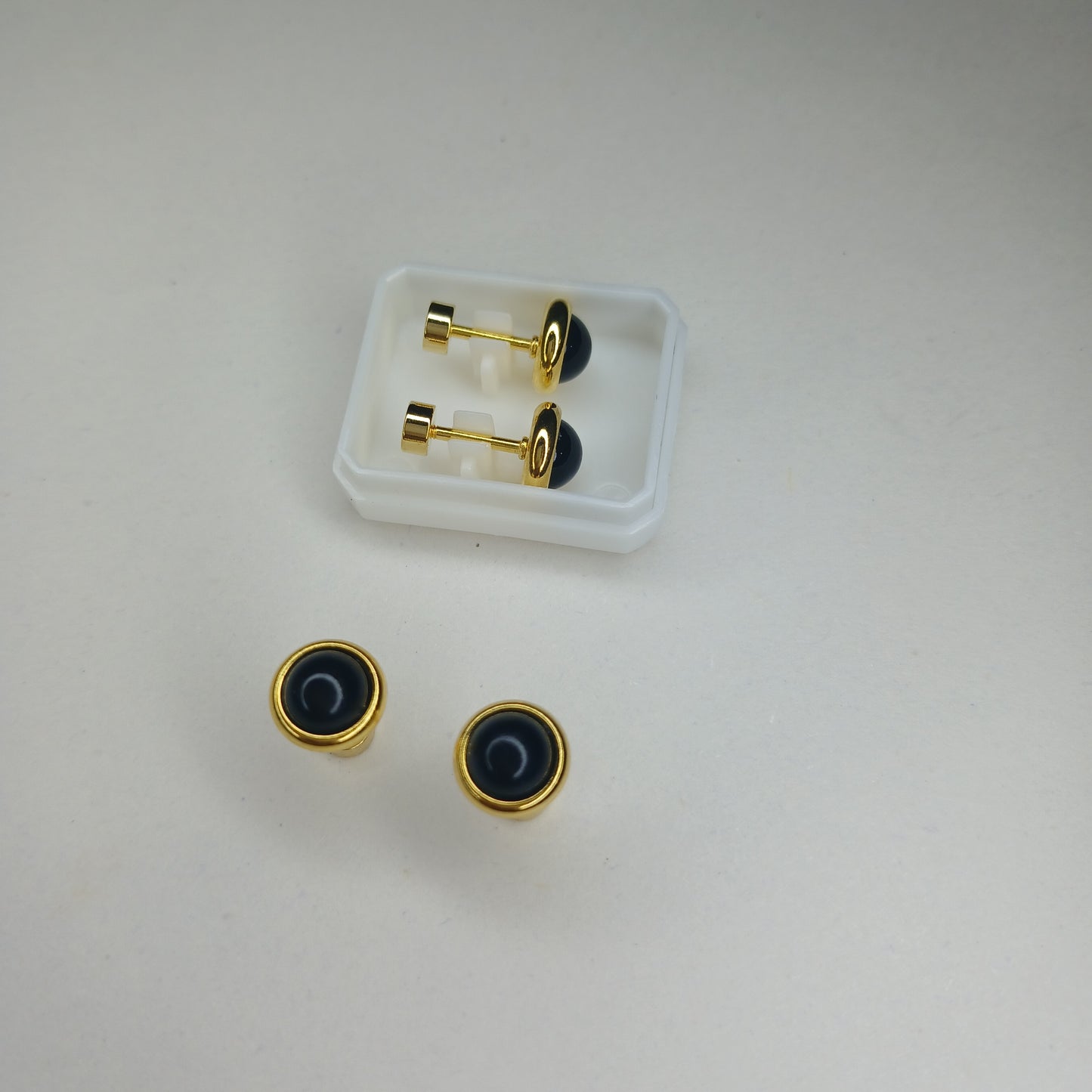 Elegant Stud Earrings - Classic pearl