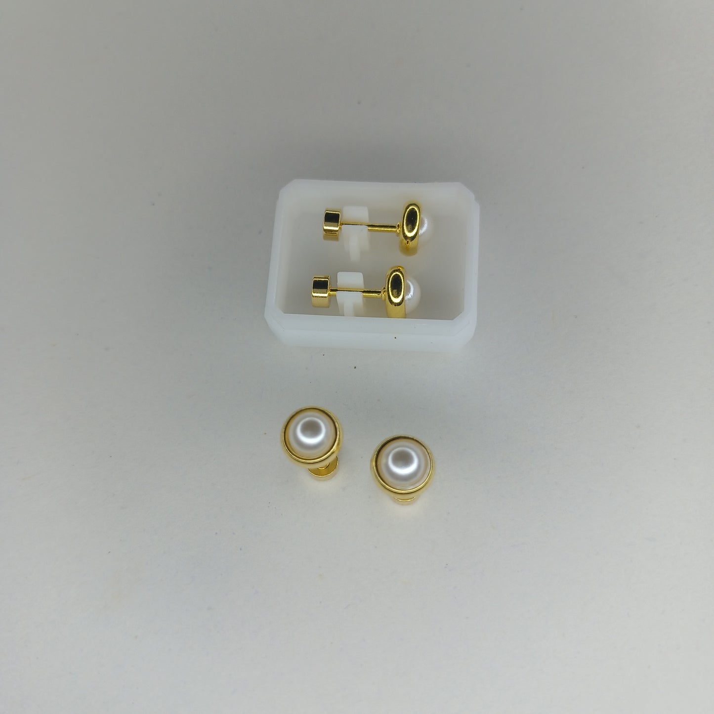 Elegant Stud Earrings - Classic pearl