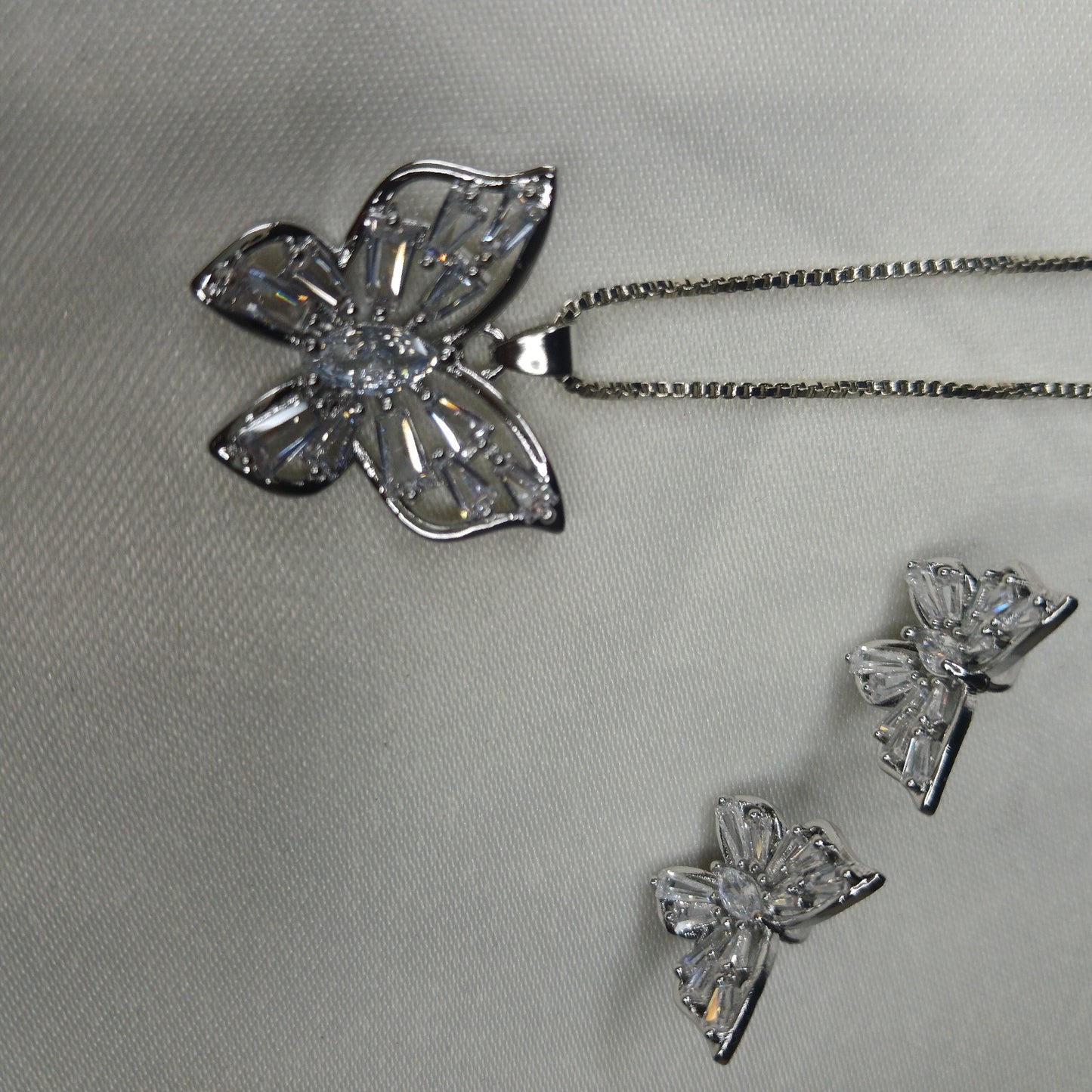 Butterfly Elegance Jewelry Set – Necklace & Earrings