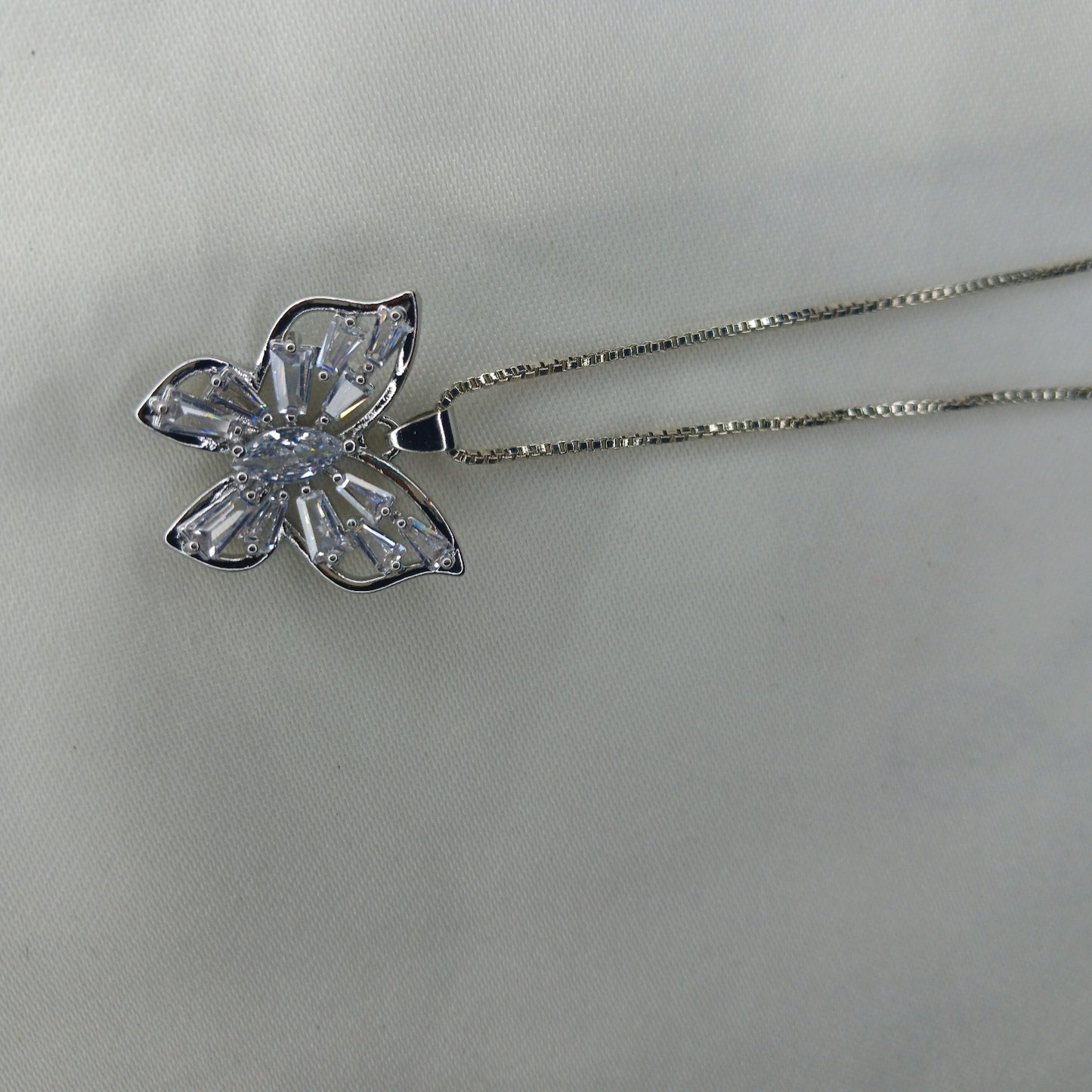 Butterfly Elegance Jewelry Set – Necklace & Earrings