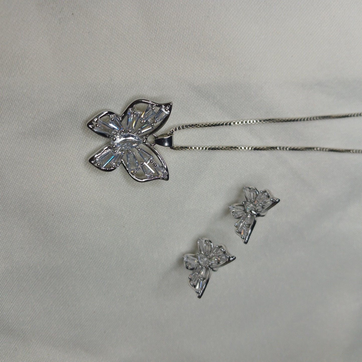 Butterfly Elegance Jewelry Set – Necklace & Earrings